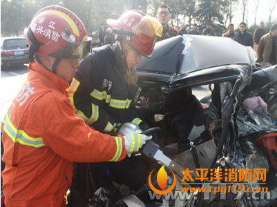 嘉兴万国客运中心两车相撞2人被困