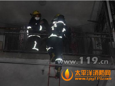 台州一出租房起火2人被困