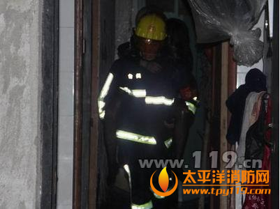 台州一出租房起火2人被困