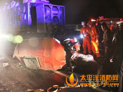 内蒙古京藏高速两车追尾1人被困