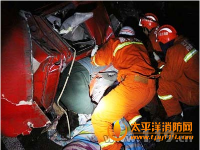 内蒙古京藏高速两车追尾1人被困