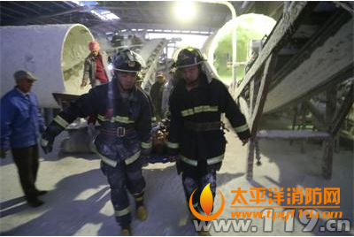 湖北随州一工人不慎卷进搅拌机