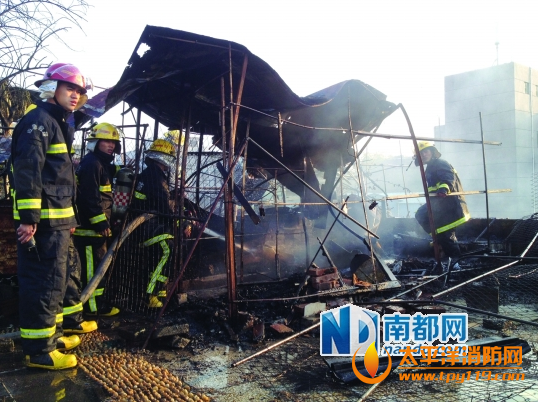 江门居民楼顶楼木材堆起火