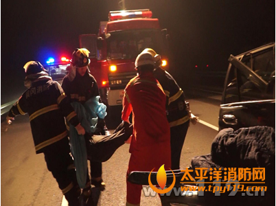 湖北黄冈两车相撞1死1伤