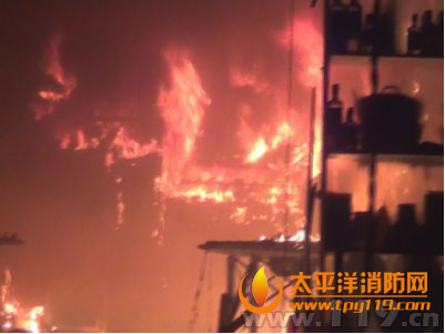 湖北大冶一店铺起火,店内数十个煤气罐