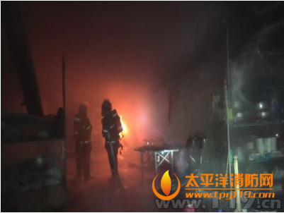 湖北大冶一店铺起火,店内数十个煤气罐