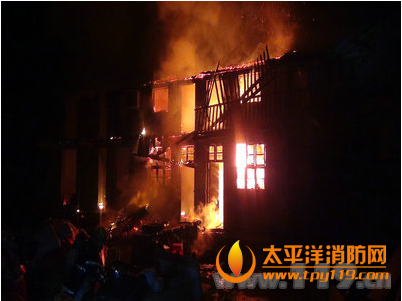 福州连江县民房突发大火毗邻