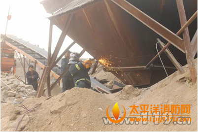 内蒙古九原区筛沙工地工人被埋