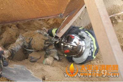 内蒙古九原区筛沙工地工人被埋