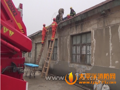 长沙滑翔爱好者坠落至屋顶，消防救援