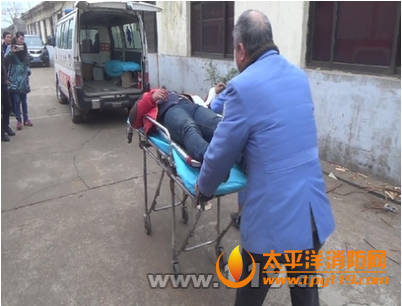 长沙滑翔爱好者坠落至屋顶，消防救援