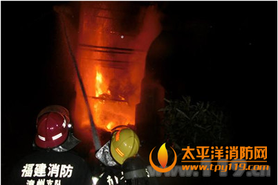 漳州一古宅失火,消防极力扑救
