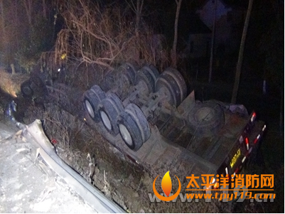京沪高速半挂车失控撞护栏1人被困