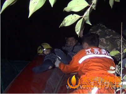 京沪高速半挂车失控撞护栏1人被困