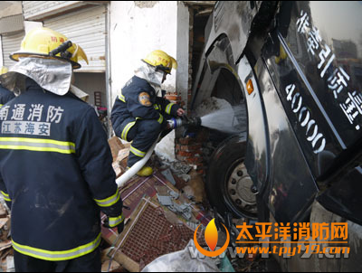 南通海安县水泥罐车撞入民房