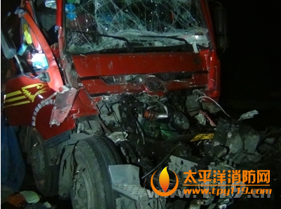 京沪高速两货车追尾1人被困
