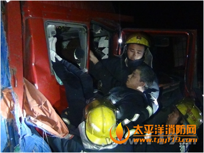京沪高速两货车追尾1人被困
