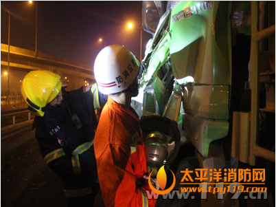 武汉两渣土车追尾2人被困