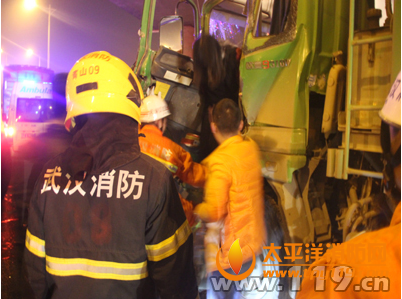 武汉两渣土车追尾2人被困
