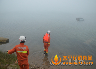 南充一男子开车不慎驶入嘉陵江