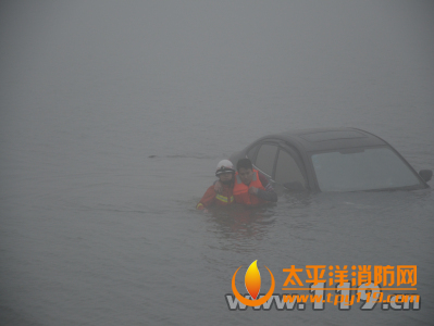 南充一男子开车不慎驶入嘉陵江