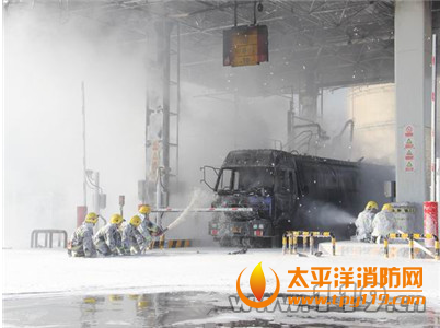 银川一柴油罐车加油起火