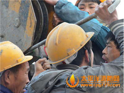 岳阳建筑工地一工人手掌被卡塔吊塔钩