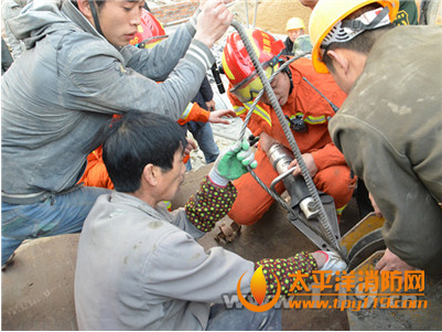 岳阳建筑工地一工人手掌被卡塔吊塔钩