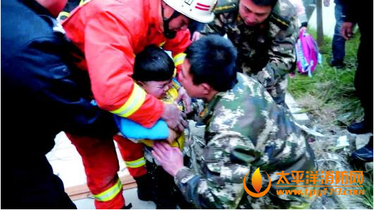 男童玩耍不慎跌入6米深井