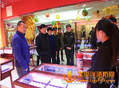 铜陵副市长对人员密集场所进行节前消防检查