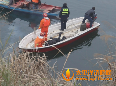 十堰竹溪县一小车不慎掉入河中