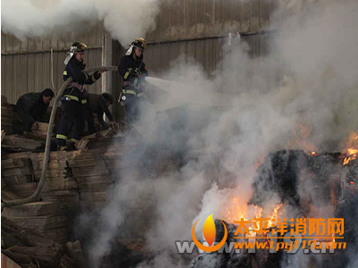 襄阳纸口仓库大火,数十吨货物被烧