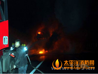 内蒙古业甸高速一半挂车起火