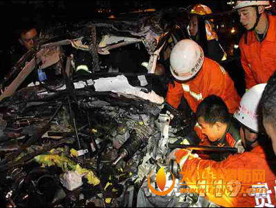 贵州盘县小区两车追尾5人被困