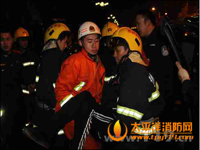 贵州盘县小区两车追尾5人被困