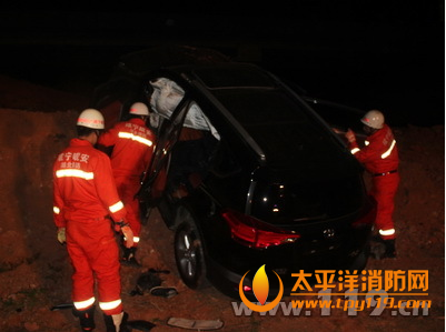 咸宁市咸通高速越野车撞山体3死2伤