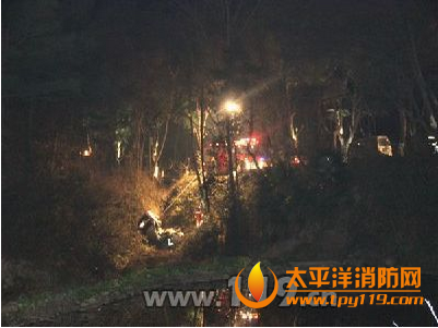 湘潭韶山青年水库小轿车侧翻1人被困