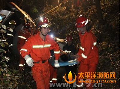 湘潭韶山青年水库小轿车侧翻1人被困
