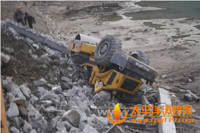丽水景宁县压路机侧翻1人被困