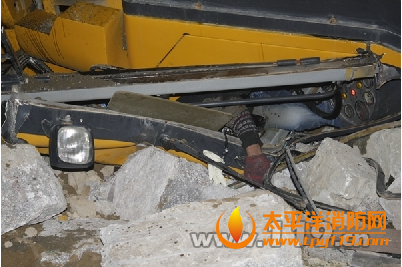 丽水景宁县压路机侧翻1人被困