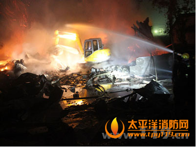 广安一造纸厂大火,消防5小时扑灭