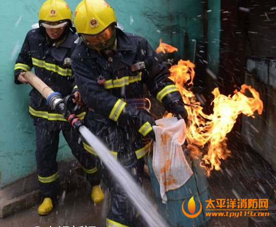 贵州羊肉火锅起火,消防员“抱火”扑救