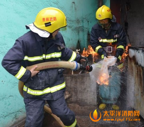 贵州羊肉火锅起火,消防员“抱火”扑救