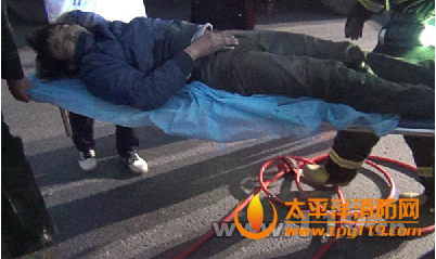 丽水一满载钢筋大货车侧翻司机被困