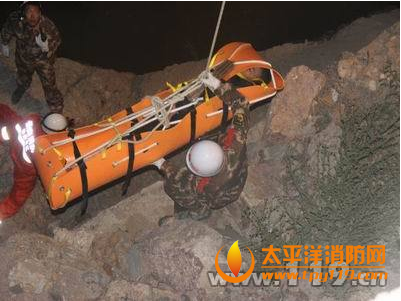 临沧双江县一摩托车坠江1人被困