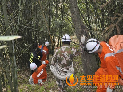 云南文山一皮卡车翻下千米崖底