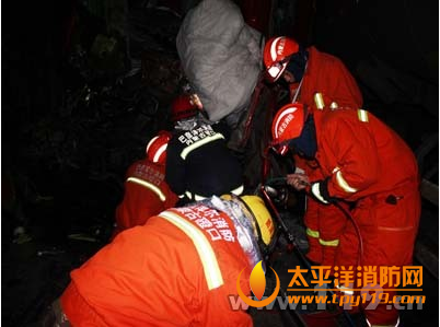 内蒙古蹬口县两半挂车相撞
