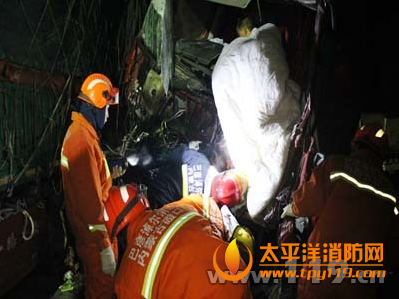 内蒙古蹬口县两半挂车相撞