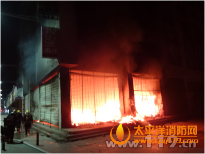 江苏新沂一家具城起火