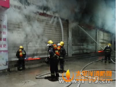 江苏新沂一家具城起火